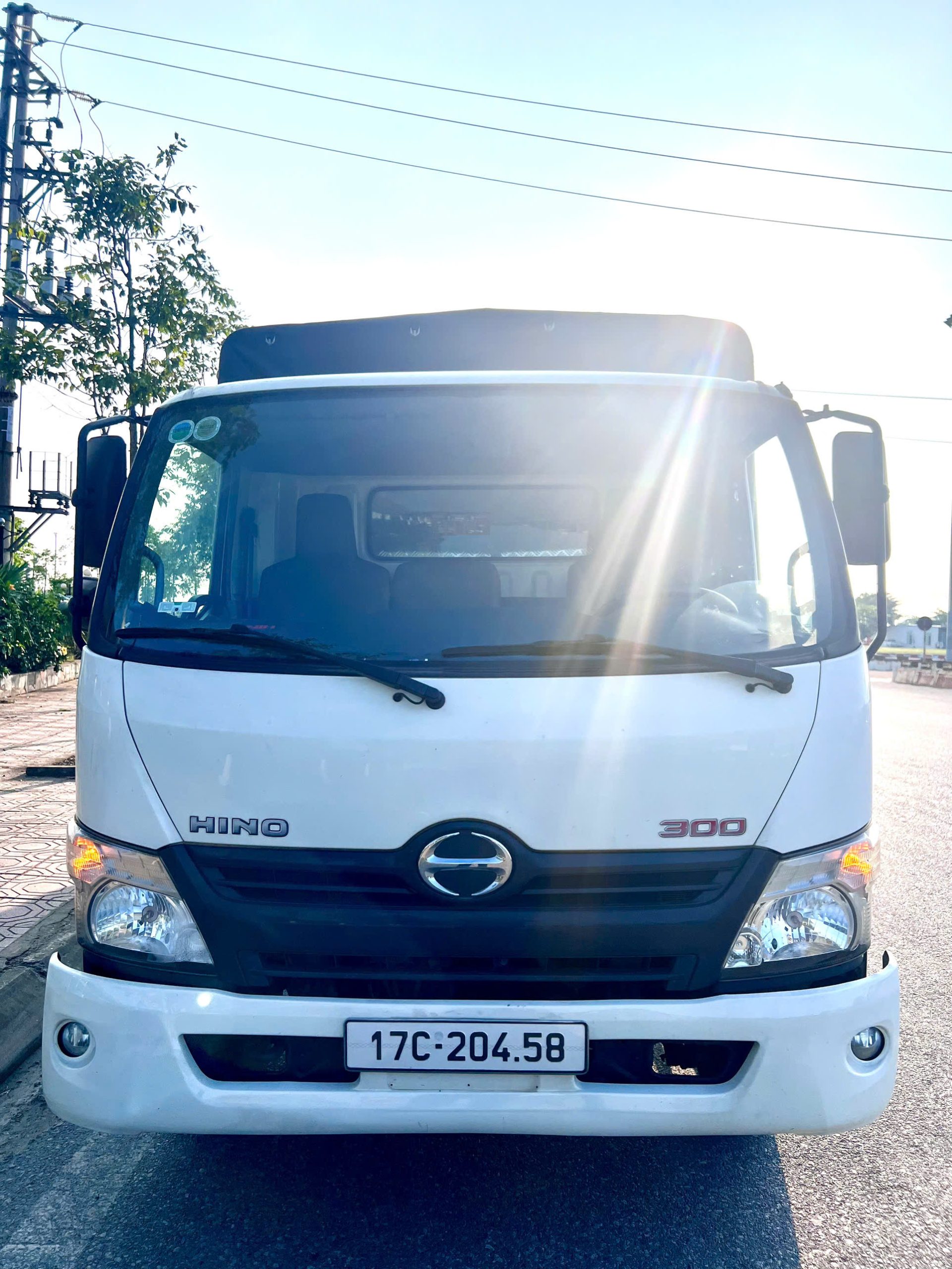 HINO XZU730L Thùng bạt Đời 2016